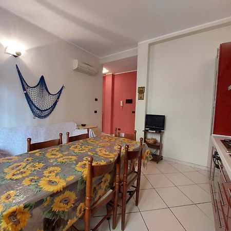 50 Metri Dal Mare - Free Parking E A/C Apartment Пиетра Лигуре Екстериор снимка