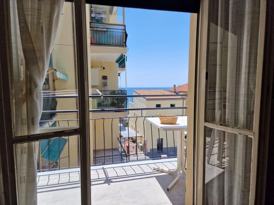 50 Metri Dal Mare - Free Parking E A/C Apartment Пиетра Лигуре Екстериор снимка
