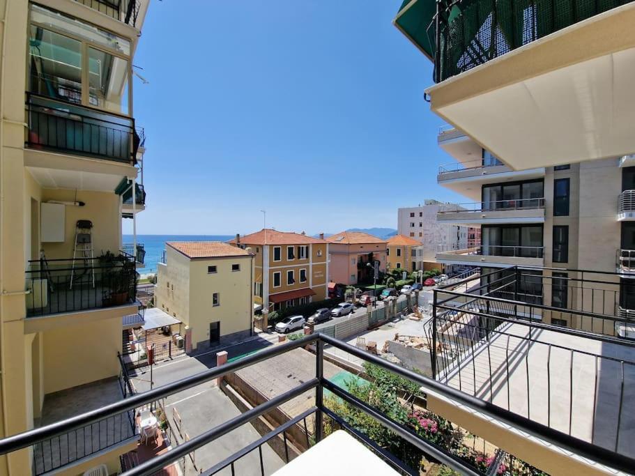 50 Metri Dal Mare - Free Parking E A/C Apartment Пиетра Лигуре Екстериор снимка