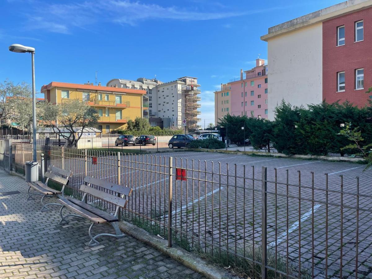 50 Metri Dal Mare - Free Parking E A/C Apartment Пиетра Лигуре Стая снимка